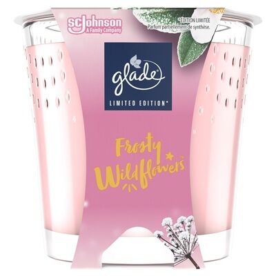 Glade Duftkerze Frosty Wildflowers erfüllt Wohnräume mit einem angenehm frischen Duft und stimmungsvollem Kerzenlicht. Die mit ätherischen Ölen veredelte Duftkomposition schafft eine behagliche Atmosphäre und sorgt für entspannte Wohlfühlmomente. Das